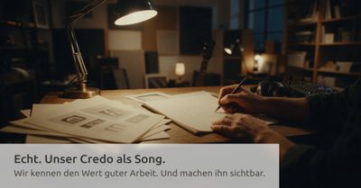 Titelgrafik zum Beitrag: Hand mit Bleistift an einem Schreibtisch mit Entwürfen, Kopfhörern und Mischpult, darüber die Schlagzeile „Echt. Unser Credo als Song.“