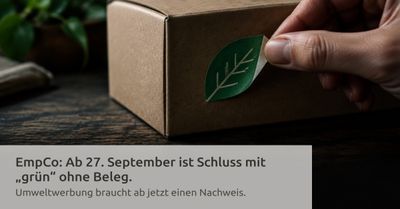 Titelgrafik zum Beitrag: Eine Hand zieht einen grünen Blatt-Aufkleber von einer Produktverpackung ab